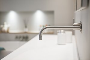 Zeitlos modernes Bad - Helles Grau trifft auf Weiß