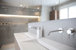 Modernes Baddesign - Lichtdurchflutete Eleganz und stilvolle Details