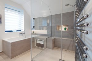 Modernes Bad in grau - Badewanne und Dusche stehen sich gegenüber