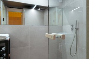Saunaoase mit großzügiger Doppel Regendusche - Luxus und Entspannung auf höchstem Niveau