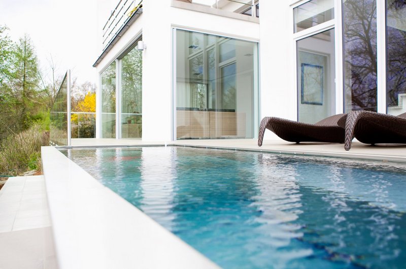 Edelstahlpool mit Ausblick - Erholung unter freiem Himmel