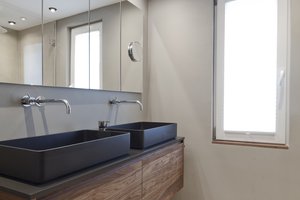 Zusammenführung von Gäste-WC und Hauptbad - Verschmelzung zweier Bäder in modernen Gautönen