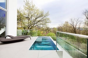 Edelstahlpool mit Ausblick - Erholung unter freiem Himmel