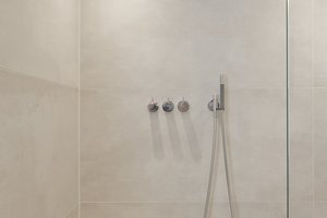 Zusammenführung von Gäste-WC und Hauptbad - Verschmelzung zweier Bäder in modernen Gautönen