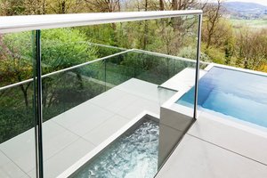 Edelstahlpool mit Ausblick - Erholung unter freiem Himmel
