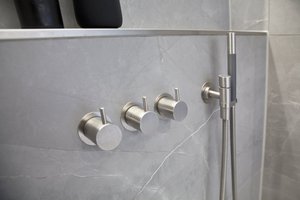 Modernes Bad für stilvolle Entspannung - Zeitlose Eleganz-außergewöhnliche Details