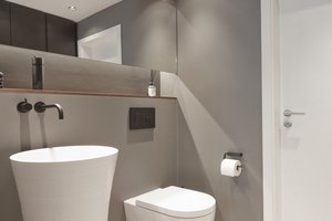 Zusammenführung von Gäste-WC und Hauptbad - Verschmelzung zweier Bäder in modernen Gautönen