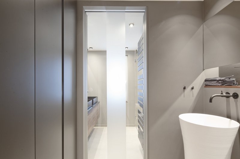 Zusammenführung von Gäste-WC und Hauptbad - Verschmelzung zweier Bäder in modernen Gautönen