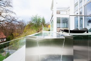 Edelstahlpool mit Ausblick - Erholung unter freiem Himmel
