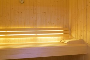 Saunaoase mit großzügiger Doppel Regendusche - Luxus und Entspannung auf höchstem Niveau